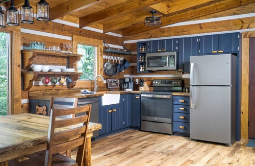 Rogers Cabina | Cliffside Cabin 2 King ALCOVES, Hot Tub, Cargo Net