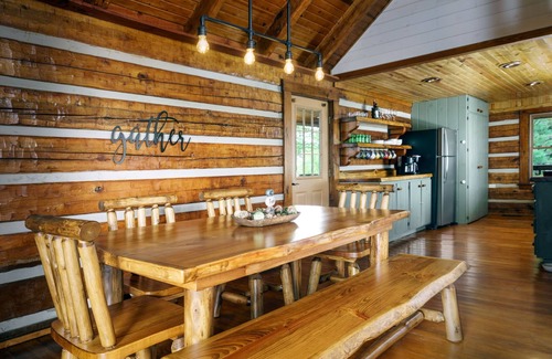 Rogers Cabina | Cliffside Family Retreat w/ View