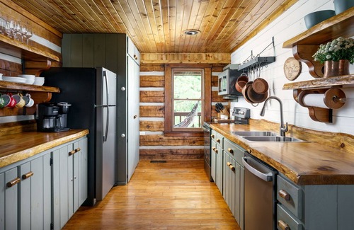 Rogers Cabina | Cliffside Family Retreat w/ View