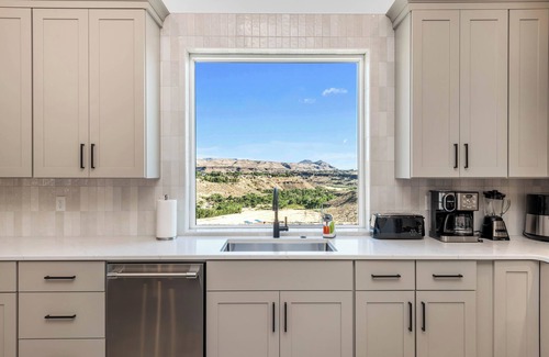 Toquerville Casa | Cliffside Modern Villa ~ Hot Tub/Stunning Views