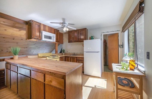 Tahoe National Forest Cabina | Cliffside Retreat with River Views and Starry Skies
