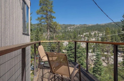 Tahoe National Forest Cabina | Cliffside Retreat with River Views and Starry Skies