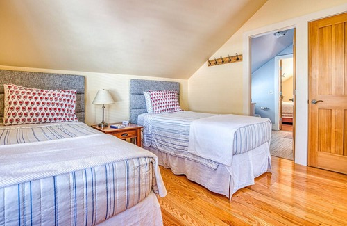 Lenox Casa | Cliffwood Cottage by Evergreen Home