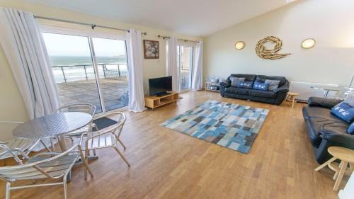 Putsborough Apartamento | Clifton Court Apt 15 with Indoor Heated Pool