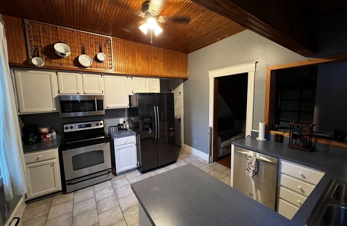 CUF Casa | Clifton Scenic Lodge 3BR 2BA: Private Hot Tub, Spacious Patio, Offstreet Parking