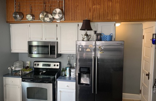 CUF Casa | Clifton Scenic Lodge 3BR 2BA: Private Hot Tub, Spacious Patio, Offstreet Parking
