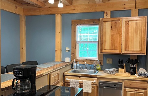Rogersville Cabina | Clinch Mountain Reserve Cabin #2. Cabin retreat near charming Rogersville, TN.
