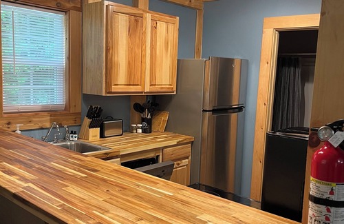 Rogersville Cabina | Clinch Mountain Reserve Cabin #2. Cabin retreat near charming Rogersville, TN.
