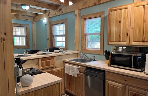 Rogersville Cabina | Clinch Mountain Reserve Cabins #2 & #3. 2-Cabin getaway near Rogersville, TN.