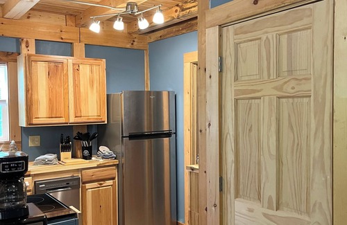 Rogersville Cabina | Clinch Mountain Reserve Cabins #2 & #3. 2-Cabin getaway near Rogersville, TN.