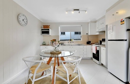 Orange Casa | Clinton Cottage - 1860s Heritage Home, Walk to CBD