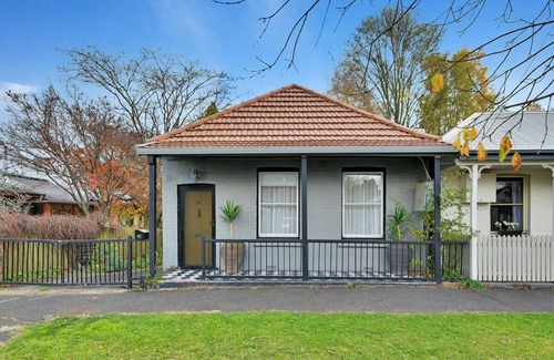 Orange Casa | Clinton Cottage - 1860s Heritage Home, Walk to CBD