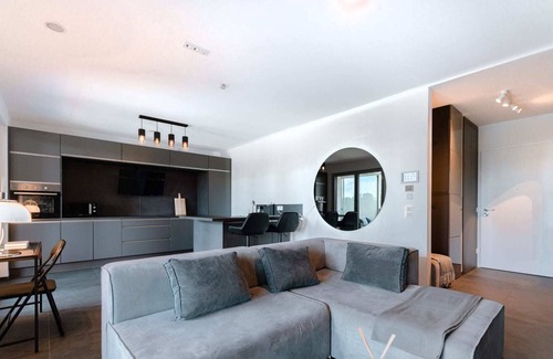 Gasperich Apartamento | Stylish Apt w balcony, Cloche dOr ID103