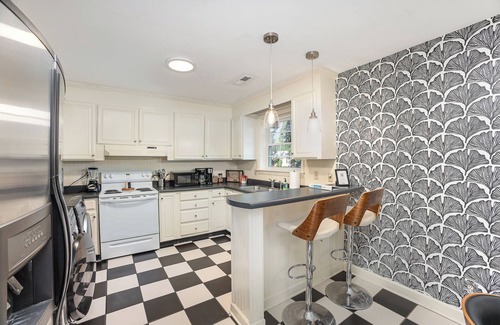 SouthPark Casa | Close 2 Southpark~Pet Friendly w/Fenced-In Yard