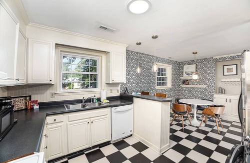 SouthPark Casa | Close 2 Southpark~Pet Friendly w/Fenced-In Yard