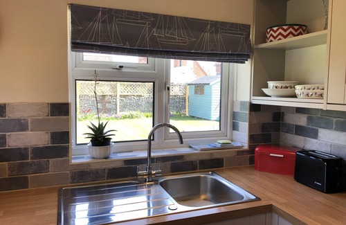 Holt Casa | Casa de vacaciones recientemente renovada con un gran jardín seguro, una joya escondida.