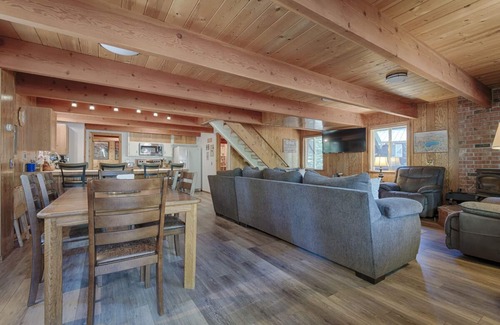 Carnelian Woods Casa | Close drive to lake * Dog OK * Great Family Home