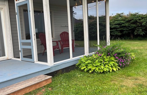 Souris Cabaña | Close to Beach and Town of Souris. Quaint cottage with lovely log cabin feel.