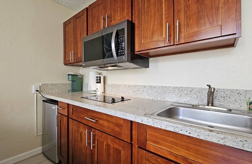 Waikiki Apartamento | ⛱ Close to Beach Queen Studio with Balcony & Pool- Waikiki Grand Hotel®