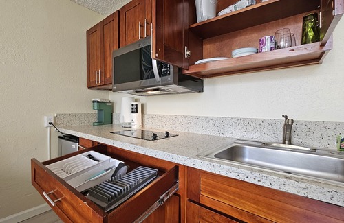 Waikiki Apartamento | ⛱ Close to Beach Queen Studio with Balcony & Pool- Waikiki Grand Hotel®