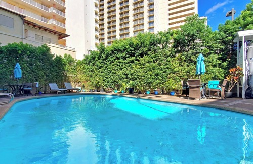 Waikiki Apartamento | ⛱ Close to Beach Queen Studio with Balcony & Pool- Waikiki Grand Hotel®