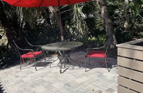 Seminole Cabaña | Close to Beaches, quiet and private new guest house - full kitchen, deck & patio