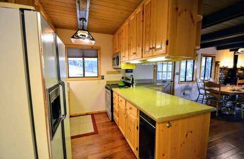 Camp Connell Cabina | Close to Bear Valley Ski Resort, Big Trees State Park, Hiking trails, and Lakes.