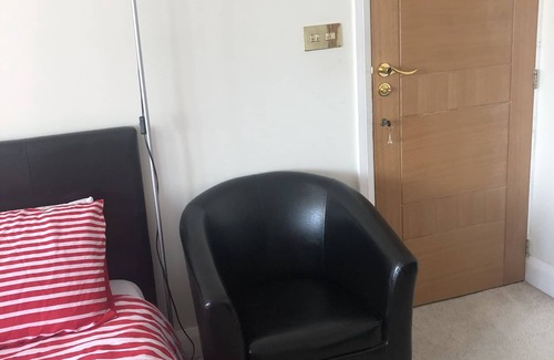 Olton Cama Y Desayuno | Close to Birmingham airport, NEC, Train Station, City Centre Restaurants Shops