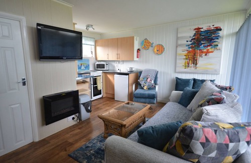 Stalham Chalet De Esquí | Bien equipado y limpio, cerca del río con piscina de temporada, NR12 9PN