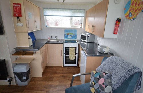 Stalham Chalet De Esquí | Bien equipado y limpio, cerca del río con piscina de temporada, NR12 9PN