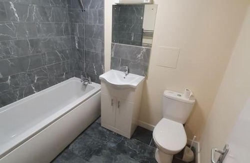 Evelyn Casa | Close To Central London - 4 Bedroom House, 8 beds, Sleepps 14, Free parking