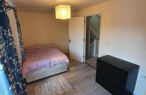 Evelyn Casa | Close To Central London - 4 Bedroom House, 8 beds, Sleepps 14, Free parking
