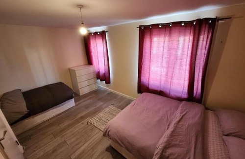 Evelyn Casa | Close To Central London - 4 Bedroom House, 9 beds, Sleeps 16, Free parking