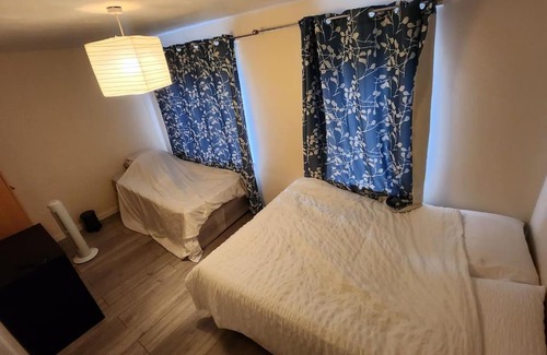 Evelyn Casa | Close To Central London - 4 Bedroom House, 9 beds, Sleeps 16, Free parking