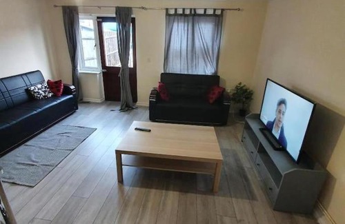 Evelyn Casa | Close To Central London - 4 Bedroom House, 9 beds, Sleeps 16, Free parking