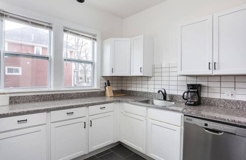 Detroit Casa | Close to Downtown and Midtown - Sleeps 12