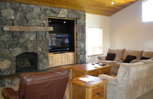 Black Bart Casa | Close to Everything Upscale Tahoe Cabin Roomy Enough for the Whole Group