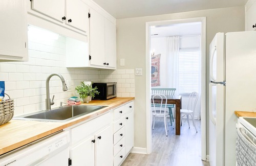 Greensboro Casa | Cerca de todo / Limpio / Tranquilo / Perfecto para familias pequeñas / 3br 2. 5ba