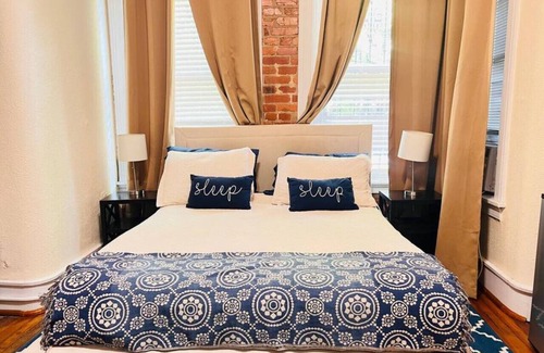 Adams Morgan Cama Y Desayuno | Close to everything Efficiency!