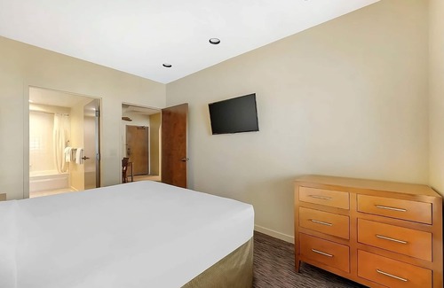 Enterprise Hotel | Close to Flamingo Wildlife Habitat!Las Vegas Attraction Access!Onsite Pool
