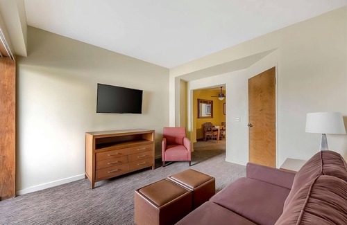 Enterprise Hotel | Close to Flamingo Wildlife Habitat!Las Vegas Attraction Access!Onsite Pool