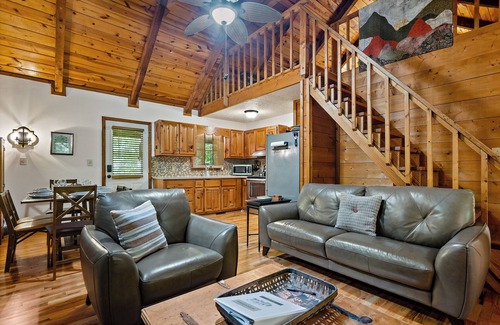 Sautee Nacoochee Cabina | Close to Helen, Front & Back Porch, BBQ, Fire Pit