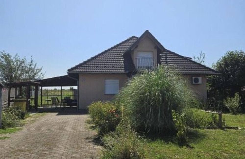 Slavonski Brod Casa | Close to highway, private parking, entire property only for you.