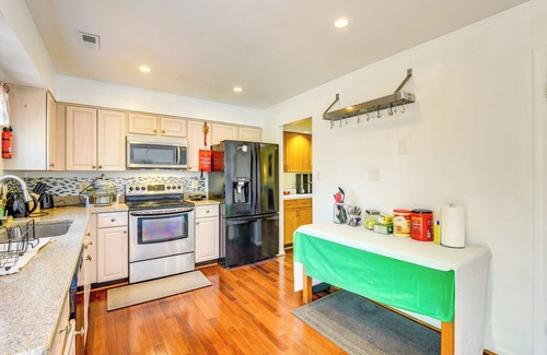 Herndon Casa | Close to Hospital & Dulles: Herndon Townhome