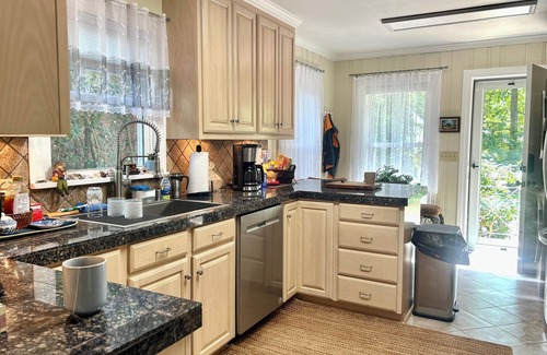Springlake Casa | CLOSE TO HOSPITALS & NORTON ART GALLERY- VERY NICE 2 BDRM/2 BATH HOME W/BIG YARD
