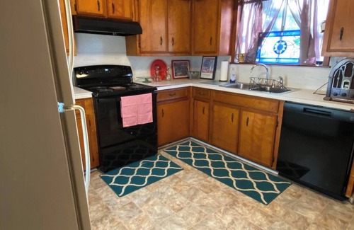 Baytown Casa | Close to Houston this cozy 2-bedroom house in Baytown is a special treat.