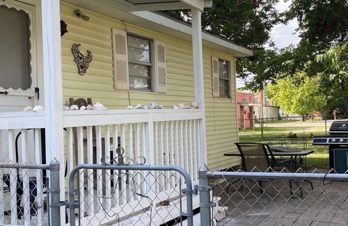 Baytown Casa | Close to Houston this cozy 2-bedroom house in Baytown is a special treat.