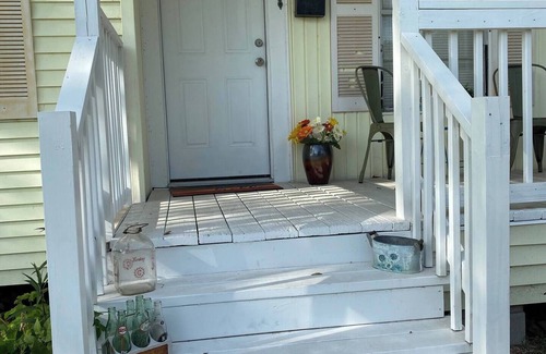 Baytown Casa | Close to Houston this cozy 2-bedroom house in Baytown is a special treat.
