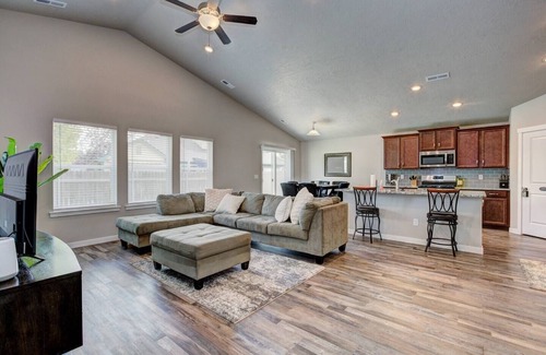 Nampa Casa | Close to Idaho Center~ King bed~5 TVs~Room for all