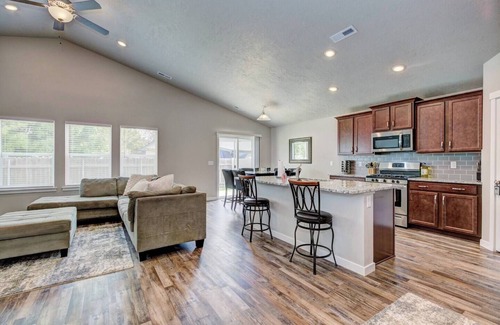 Nampa Casa | Close to Idaho Center~ King bed~5 TVs~Room for all